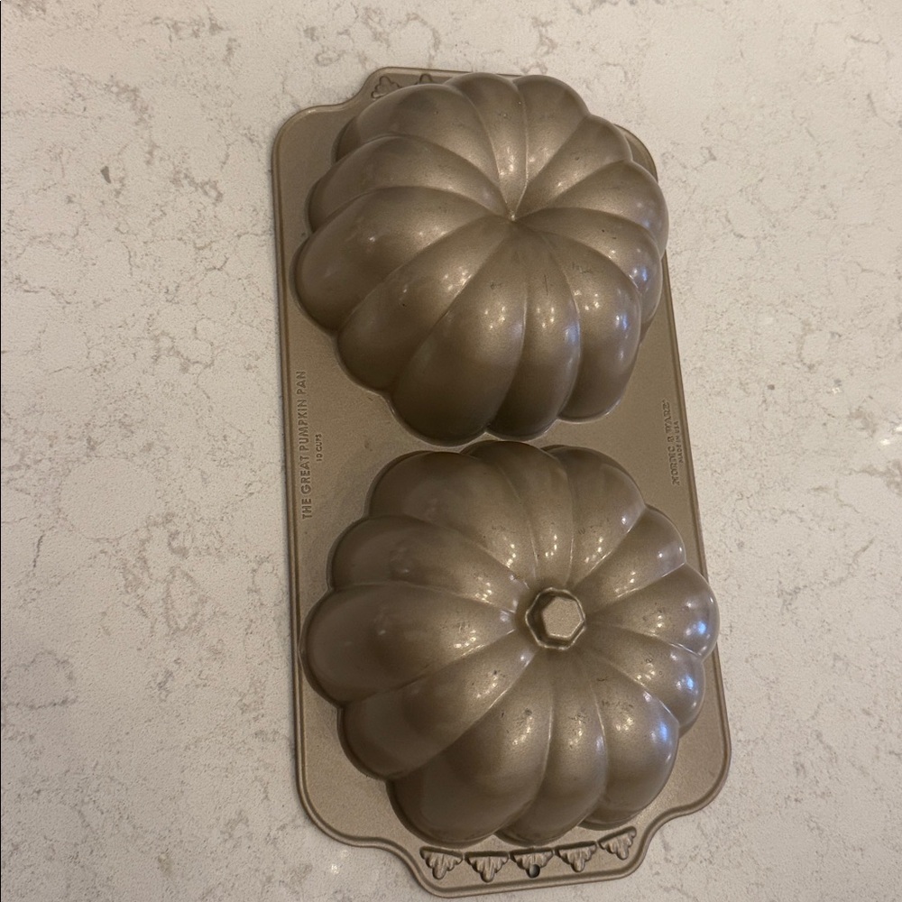 Williams Sonoma Nordic Ware 3D Great Pumpkin Pan